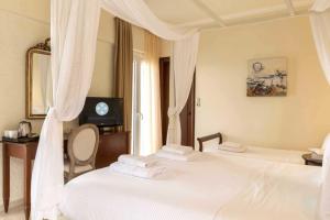 Postel nebo postele na pokoji v ubytování Aneroussa Beach Hotel