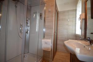 La salle de bains est pourvue d'une douche et d'un lavabo. dans l'établissement Al Castello di Aiello, à Aiello del Friuli