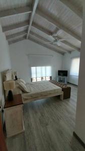 1 dormitorio con 1 cama grande en una habitación en Hospedaje ideal a metros del rio en Los Reartes