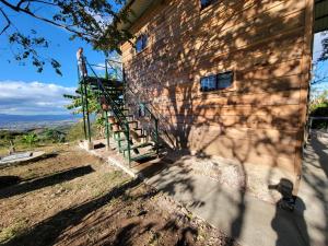 eine Person, die auf einer Treppe auf der Seite eines Gebäudes steht in der Unterkunft Lantana in Estelí