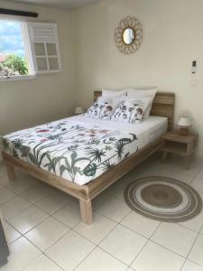 1 dormitorio con 1 cama grande y suelo blanco en ALIZÉ CAP en Sainte-Anne