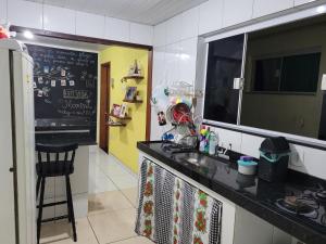 cocina con encimera con fregadero y pizarra en Fror de Marina, en Arraial do Cabo