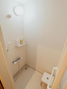 uma pequena casa de banho com chuveiro e WC em Spacious One Room Apartment for up to 5ppl w Kitchenette em Kumamoto