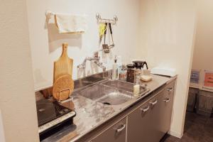 cocina con fregadero y encimera en Spacious One Room Apartment for up to 5ppl w Kitchenette en Kumamoto