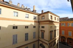 uma vista de dois edifícios a partir de uma janela em Loggia del Tenore Suite em Módena