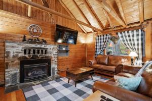 Khu vực ghế ngồi tại Cozy Bear-Themed Mountain Cabin, Relaxing Hot Tub