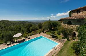 an external view of a villa with a swimming pool at Podere L'Aquila in Gaiole in Chianti