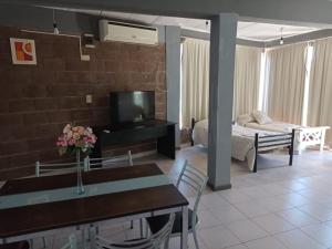 Una sala de estar con un sofá y un televisor. en Complejo Navi, en Mina Clavero