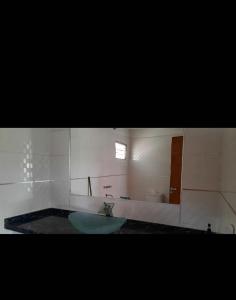 een badkamer met een wastafel en een ligbad bij El Despertar in Valle Hermoso