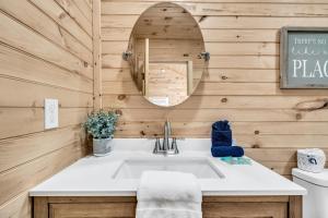 uma casa de banho com um lavatório e um espelho em Greenbriar Place- King Studio - Creekside and the National Park em Cosby