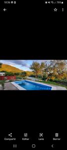 een tv-scherm met een foto van een zwembad bij El Despertar in Valle Hermoso