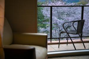 uma cadeira sentada em frente a uma janela em Riverte Kyoto Kamogawa em Quioto