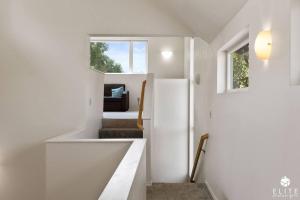 Habitación con escalera y nevera blanca. en Lavish 5 Star Modern Villa BEST Location in DOWNTOWN en Anchorage
