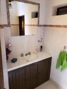 y baño con lavabo y espejo. en Hospedaje Casa Gaite en Maimará