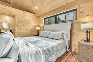 Schlafzimmer mit einem Bett und einem Fenster in der Unterkunft The Bungalow At Greenbriar Creek - King Studio - Creekside and the National Park in Cosby
