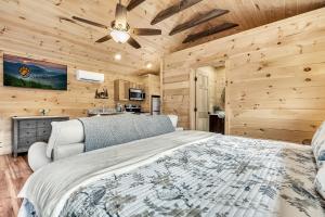 Ένα ή περισσότερα κρεβάτια σε δωμάτιο στο The Cottage At Greenbriar Creek - Pickleball Court, Creek, WIFI, Mountain Views, Starting at 79"