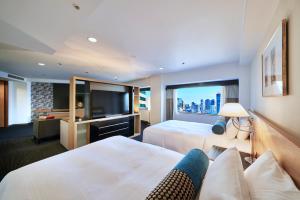 東京にあるホテルニューオータニ 東京ガーデンタワーのベッド2台、薄型テレビが備わるホテルルームです。