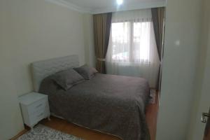 - une petite chambre avec un lit et une fenêtre dans l'établissement New Family Apartment, à Istanbul