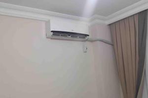 New Family Apartment في إسطنبول: مكيف في غرفه بسقف