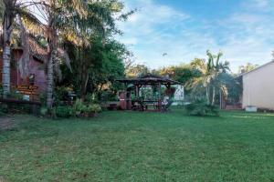 een tuin met een tuinhuisje in een tuin bij Cabañas Mama Rosa in Puerto Iguazú