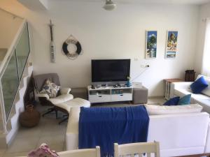 a living room with white furniture and a flat screen tv at Linda Casa para Famílias em Condomínio - Juquehy in Juquei