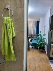 y baño con ducha y toalla verde. en Roni Apartment, en Durrës