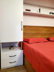 Кровать или кровати в номере Roni Apartment