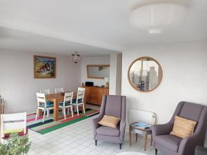 sala de estar con mesa y sillas en Appartement Granville, 3 pièces, 4 personnes - FR-1-361-123, en Granville