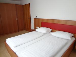 Postel nebo postele na pokoji v ubytování Hotel Bischof