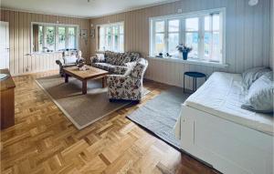 1 dormitorio con cama, sofá y mesa en Lovely Apartment In Henn With Wifi en Henån