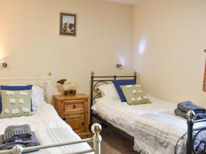 Tempat tidur dalam kamar di River View Cottage-uk42226