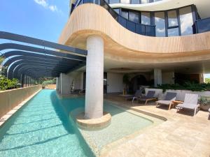 una piscina frente a un edificio en CASSA ENCORE - Luxury Apartments Managed by The Cassa, en Gold Coast