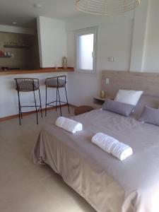 1 cama blanca grande con 2 almohadas encima en Monoambiente El Otto en San Carlos de Bariloche