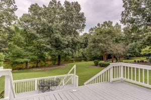 una gran terraza con mesa y sillas. en Bonne Terre Inn Loblolly Room, 