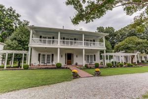 Casa blanca con porche y patio en Bonne Terre Inn Loblolly Room, 