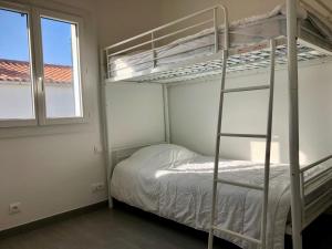 - une chambre avec 2 lits superposés et une fenêtre dans l'établissement Maison Bretignolles-sur-Mer, 3 pièces, 4 personnes - FR-1-231-63, à Bretignolles-sur-Mer