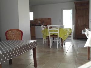 a kitchen and dining room with a table and chairs at Villa Moderne et Calme, Proche Plage, Centre-Ville, 6 Pers., Jardin, Tout Confort - FR-1-476-87 in La Faute-sur-Mer +4 photos