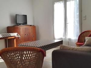a living room with a couch and a tv at Villa Moderne et Calme, Proche Plage, Centre-Ville, 6 Pers., Jardin, Tout Confort - FR-1-476-87 in La Faute-sur-Mer