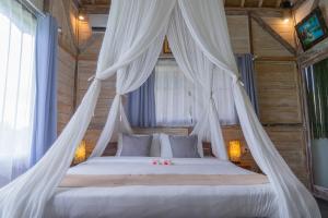 Tempat tidur dalam kamar di Ananda JJ Ubud Resort & Spa