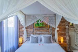 Postel nebo postele na pokoji v ubytování Ananda JJ Ubud Resort & Spa