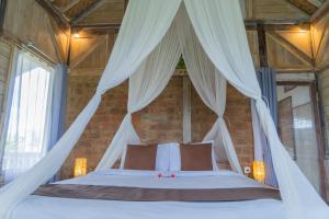Postel nebo postele na pokoji v ubytování Ananda JJ Ubud Resort & Spa