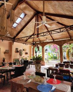 長灘島的住宿－尼吉尼吉海灘度假村，一间带桌椅和天花板的餐厅