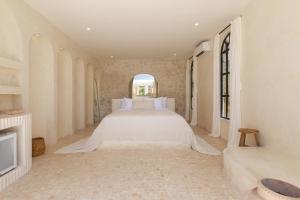 Ein Bett oder Betten in einem Zimmer der Unterkunft Luxe & Unique honeymoon Bocami Suites- 2 by OriVista