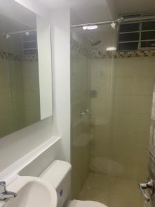 a bathroom with a shower and a toilet and a sink at Apartamento en hacienda peñalisa mango, Ricaurte in Ricaurte
