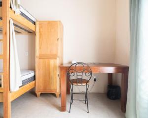 a desk and a chair in a room with a bunk bed at Nido Colibrí - Zona Remate de Paseo Montejo in Mérida