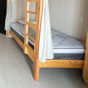een stapelbed in een kamer met een ladder bij Nido Colibrí - Zona Remate de Paseo Montejo in Mérida