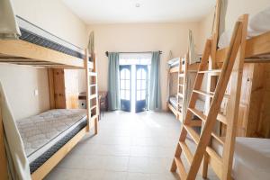 Двухъярусная кровать или двухъярусные кровати в номере Nido Colibrí - Zona Remate de Paseo Montejo