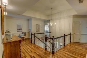 una sala de estar con una escalera en una casa en Bonne Terre Inn Magnolia Room, 