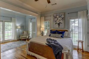 una camera da letto con un grande letto con cuscini blu di Bonne Terre Sycamore Room 