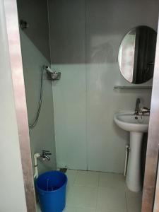 A bathroom at La Bella Swiss Inn